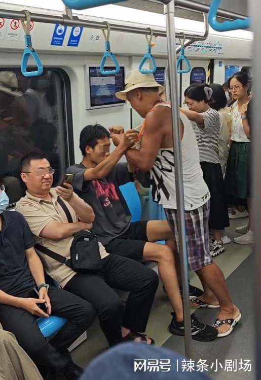 青岛地铁大爷殴打小伙子后续：被打年轻人发声，牵扯出诸多事情-青岛地铁大妈事件始末