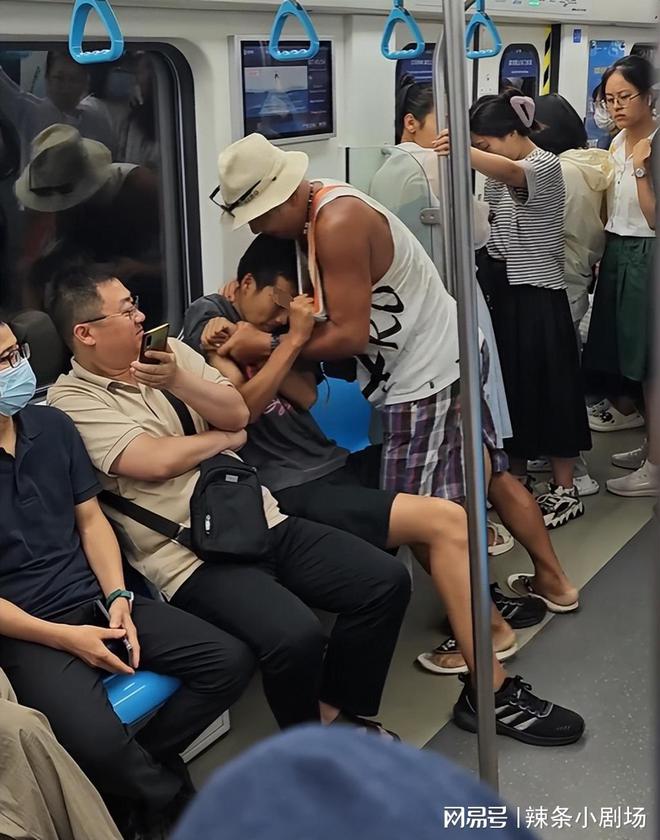 青岛地铁大爷殴打小伙子后续：被打年轻人发声，牵扯出诸多事情-青岛地铁大妈事件始末