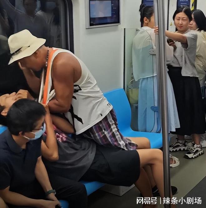 青岛地铁大爷殴打小伙子后续：被打年轻人发声，牵扯出诸多事情-青岛地铁大妈事件始末