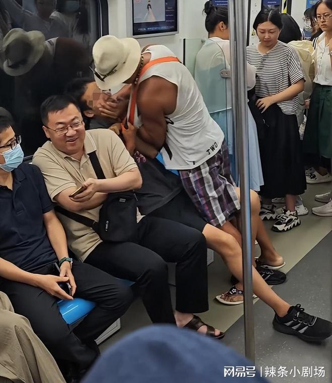 青岛地铁大爷殴打小伙子后续：被打年轻人发声，牵扯出诸多事情-青岛地铁大妈事件始末