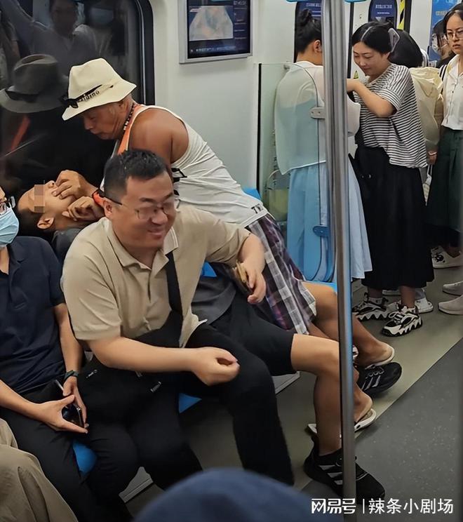 青岛地铁大爷殴打小伙子后续：被打年轻人发声，牵扯出诸多事情-青岛地铁大妈事件始末