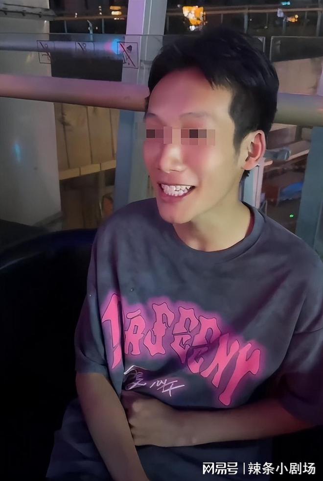 青岛地铁大爷殴打小伙子后续：被打年轻人发声，牵扯出诸多事情-青岛地铁大妈事件始末