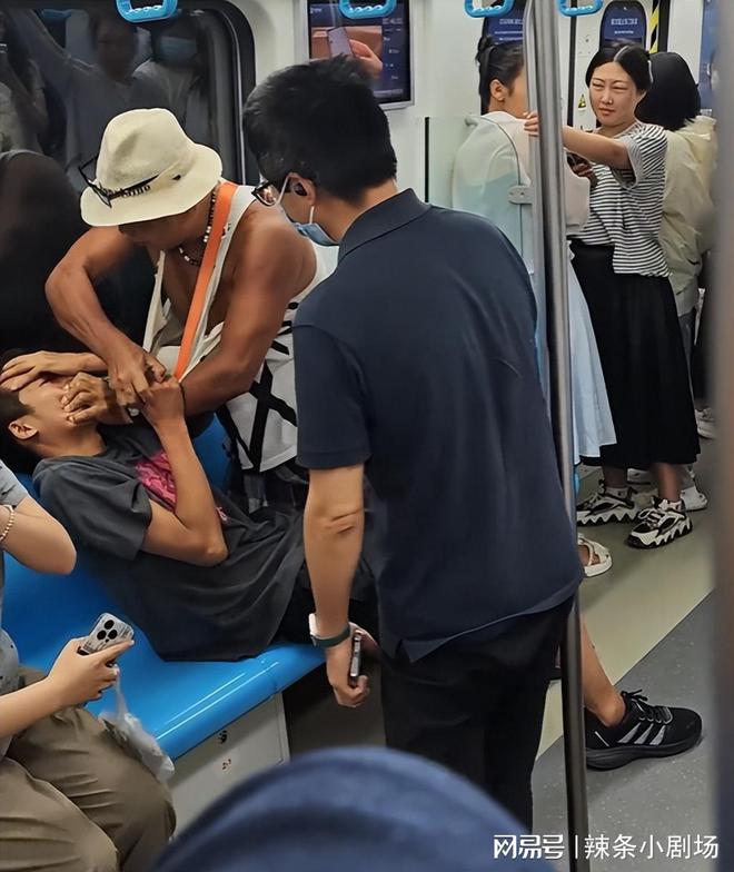 青岛地铁大爷殴打小伙子后续：被打年轻人发声，牵扯出诸多事情-青岛地铁大妈事件始末