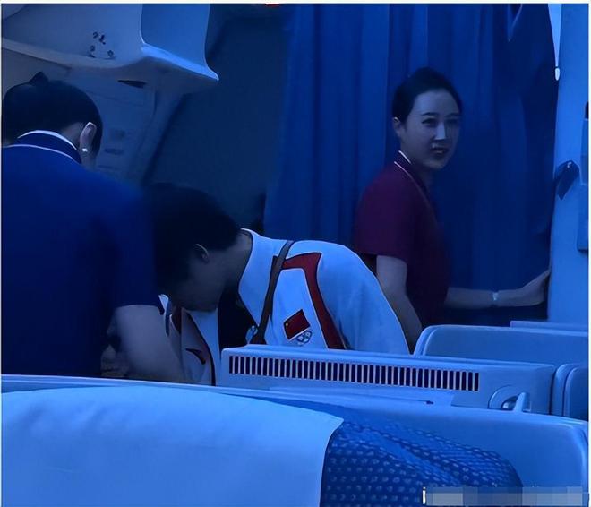 凌晨航班偶遇全红婵！刚参加完表彰大会，继续努力训练，为国争光-全红婵回国没