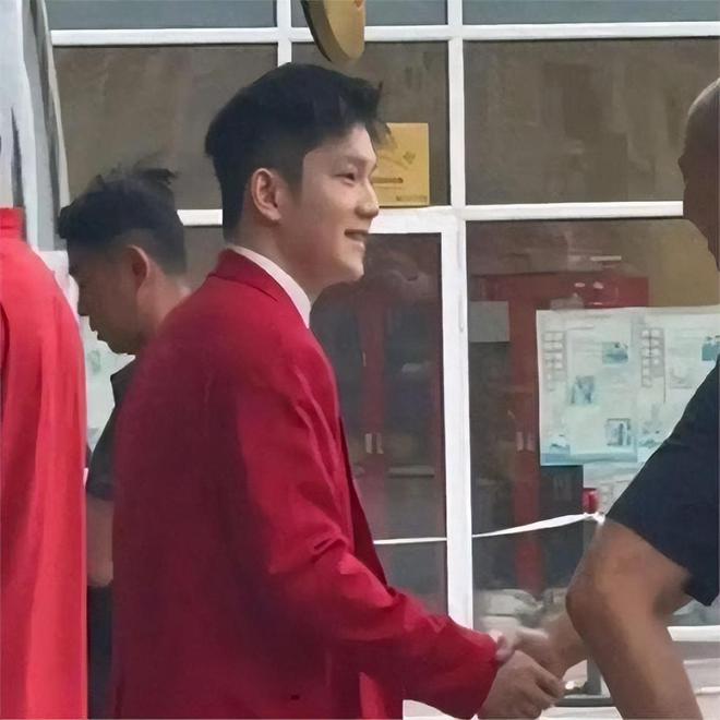 凌晨航班偶遇全红婵！刚参加完表彰大会，继续努力训练，为国争光-全红婵回国没