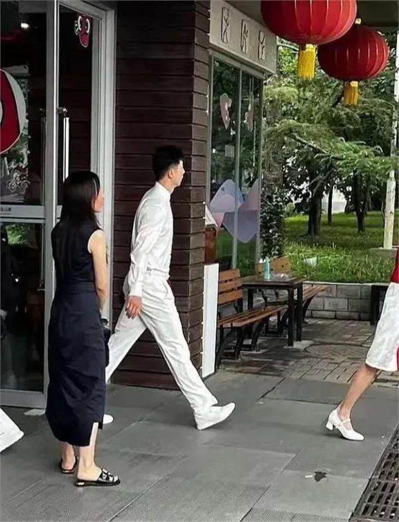 凌晨航班偶遇全红婵！刚参加完表彰大会，继续努力训练，为国争光-全红婵回国没