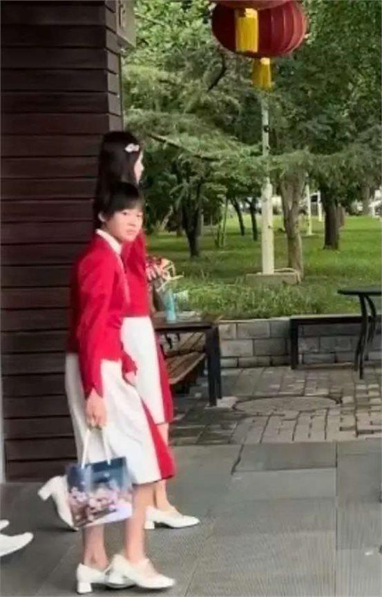 凌晨航班偶遇全红婵！刚参加完表彰大会，继续努力训练，为国争光-全红婵回国没