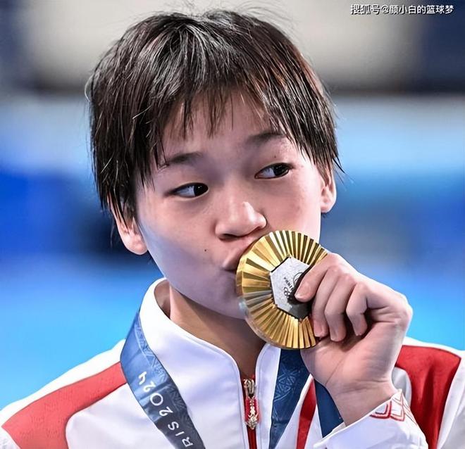 凌晨航班偶遇全红婵！刚参加完表彰大会，继续努力训练，为国争光-全红婵回国没