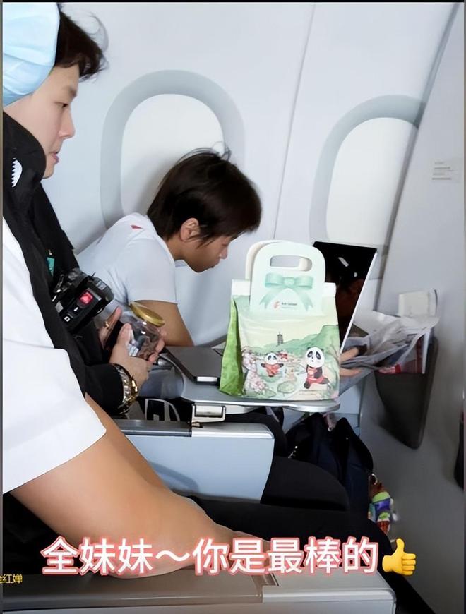 凌晨航班偶遇全红婵！刚参加完表彰大会，继续努力训练，为国争光-全红婵回国没