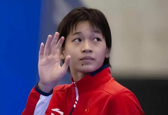 凌晨航班偶遇全红婵！刚参加完表彰大会，继续努力训练，为国争光-全红婵回国没