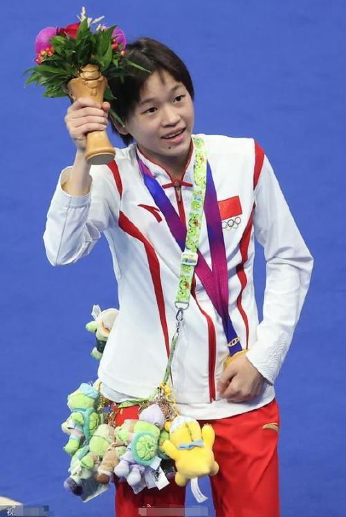 凌晨航班偶遇全红婵！刚参加完表彰大会，继续努力训练，为国争光-全红婵回国没