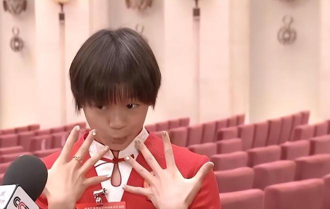 凌晨航班偶遇全红婵！刚参加完表彰大会，继续努力训练，为国争光-全红婵回国没