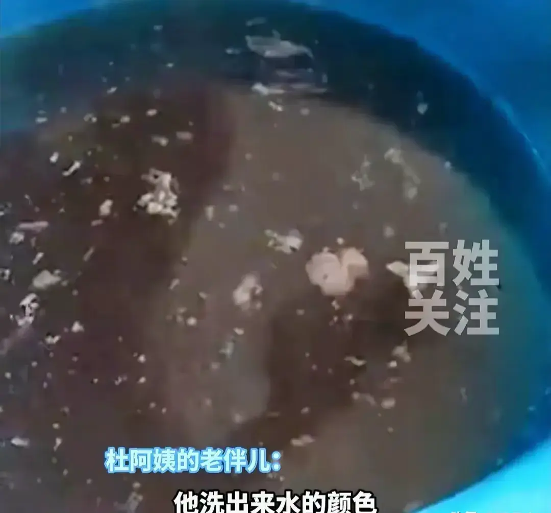 谁敢吃？88元网购4只乌鸡，洗出一盆黑水，卖家说正常，评论炸锅-买了个乌鸡不是很黑