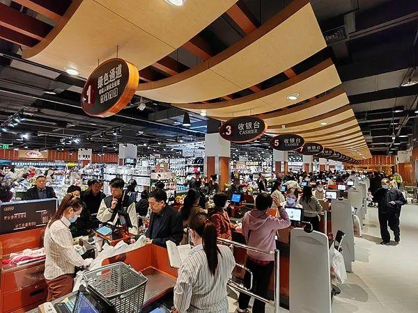 热搜第一！知名企业禁止员工间相互“随礼”！网友热议-禁止员工在公司热饭违法吗