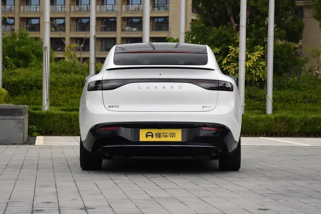 智界R7上市，配途灵底盘、华为智驾和800V平台，最高续航802公里-智界科技有限公司与智界s7哪个好