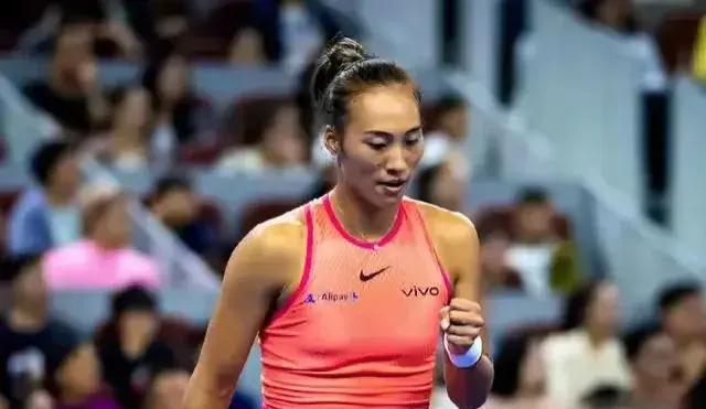 大反弹！郑钦文6-1将比赛拖入决胜盘，美国选手被打崩怒摔球拍