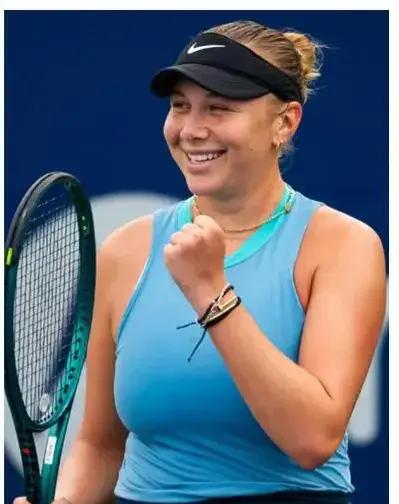 大反弹！郑钦文6-1将比赛拖入决胜盘，美国选手被打崩怒摔球拍