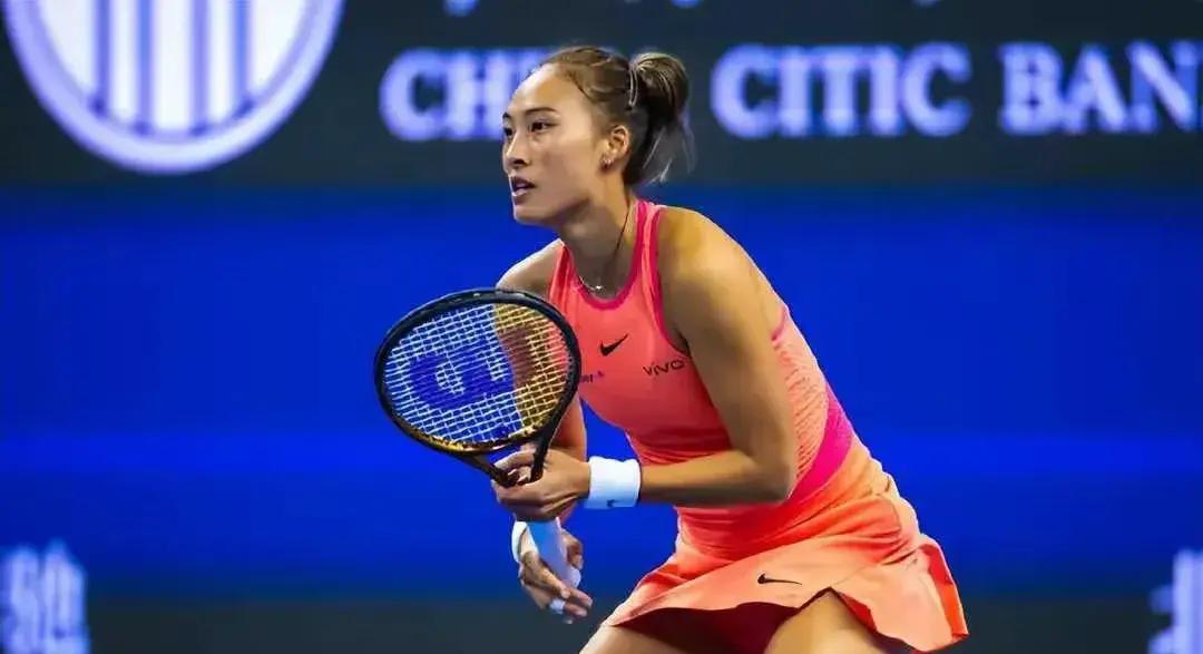 大反弹！郑钦文6-1将比赛拖入决胜盘，美国选手被打崩怒摔球拍