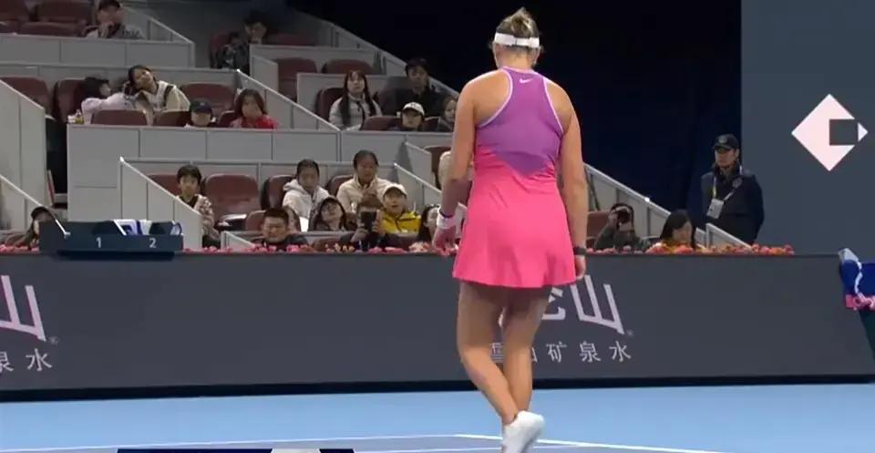 大反弹！郑钦文6-1将比赛拖入决胜盘，美国选手被打崩怒摔球拍