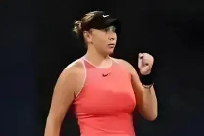 大反弹！郑钦文6-1将比赛拖入决胜盘，美国选手被打崩怒摔球拍