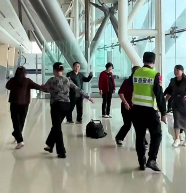 原创            多名大妈在机场休息厅开音响跳舞，尊重爱好应兼顾公共秩序-大妈机场插队被小伙拒绝 登机时说出一句话惹得众