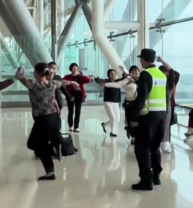 原创            多名大妈在机场休息厅开音响跳舞，尊重爱好应兼顾公共秩序-大妈机场插队被小伙拒绝 登机时说出一句话惹得众