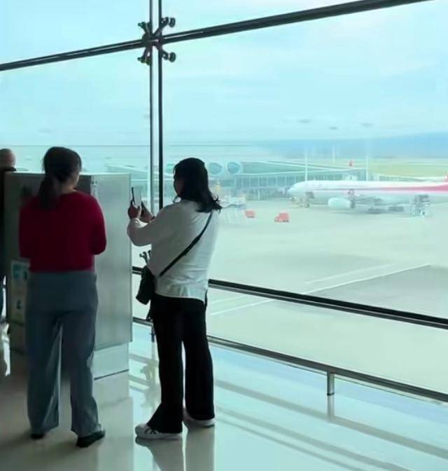 原创            多名大妈在机场休息厅开音响跳舞，尊重爱好应兼顾公共秩序-大妈机场插队被小伙拒绝 登机时说出一句话惹得众