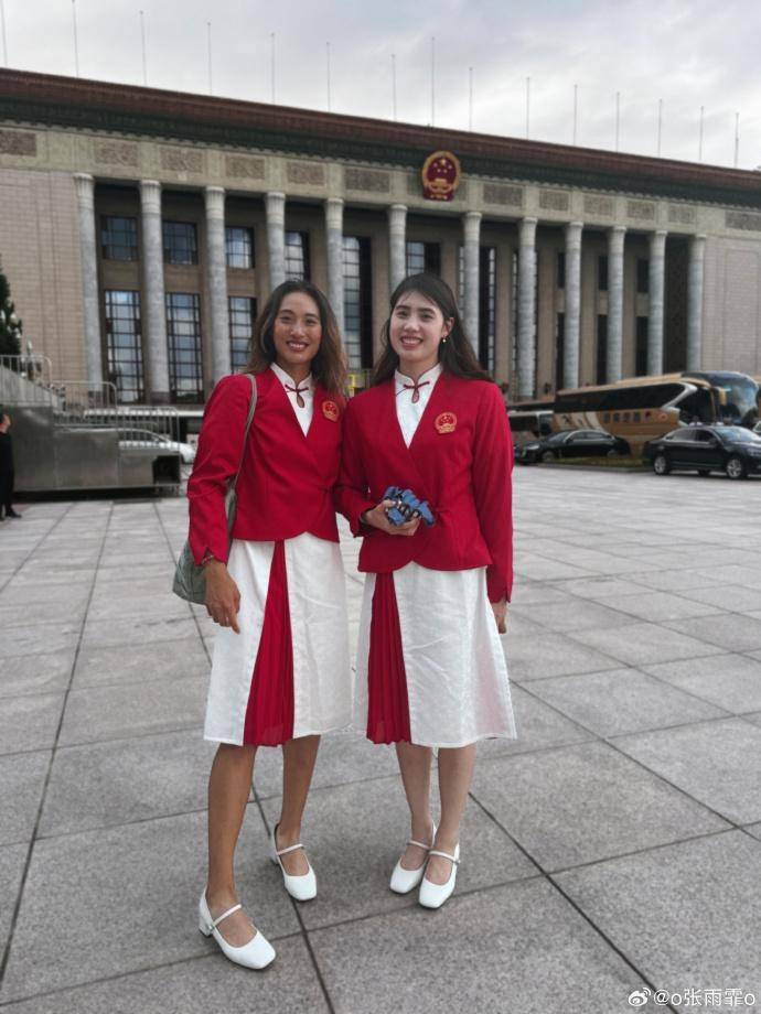 梦幻联动！张雨霏将为郑钦文挑边，郑钦文此前邀请张雨霏来看比赛-张雨霏釆访
