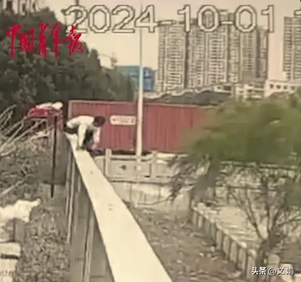 男子听到呼救声，迅速脱外套翻墙跳河救人，网友：文弱书生变英雄-有人听见呼救的声音