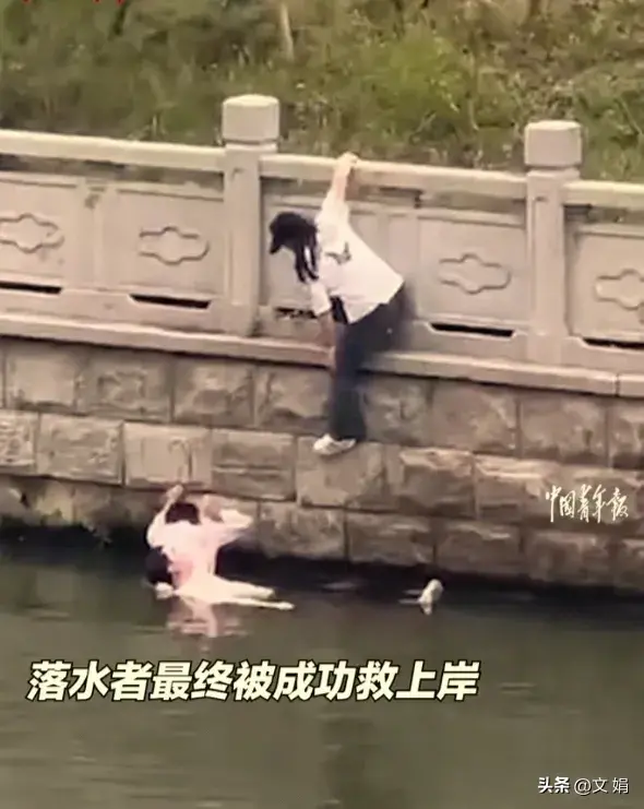 男子听到呼救声，迅速脱外套翻墙跳河救人，网友：文弱书生变英雄-有人听见呼救的声音