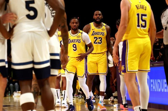 詹皇连续晒照庆祝父子同台：曝光更多幕后合影 库里塔图姆点赞祝贺-詹是什么拼音