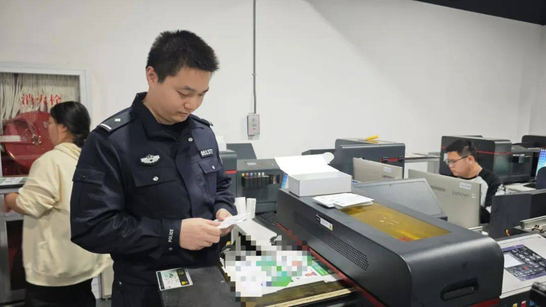 沉浸式探秘进博→探访进博会制证中心-进博会证件中心