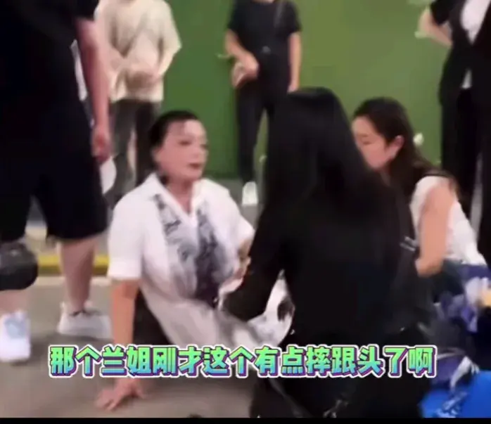 张兰直播路上摔倒令人心疼，马筱梅举动引热议，网友纷纷表敬佩-张兰在什么平台直播