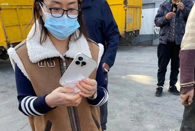 新乡环卫工翻遍10吨垃圾帮女子找回手机-环卫工人将垃圾倒入下水道