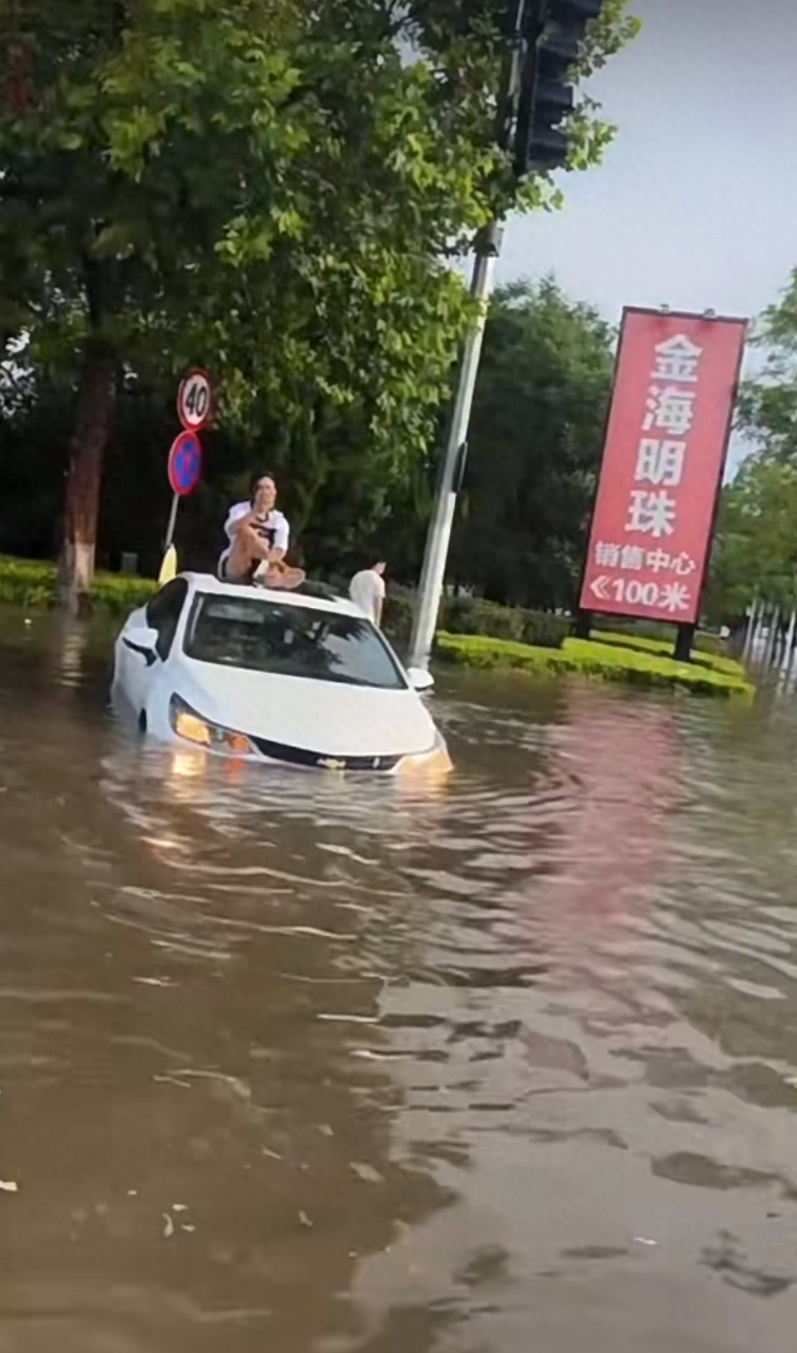 大连突降暴雨致2人意外死亡，市民：蹚水上班，积水深至大腿根，市政开挖掘机运人-大连暴雨视频