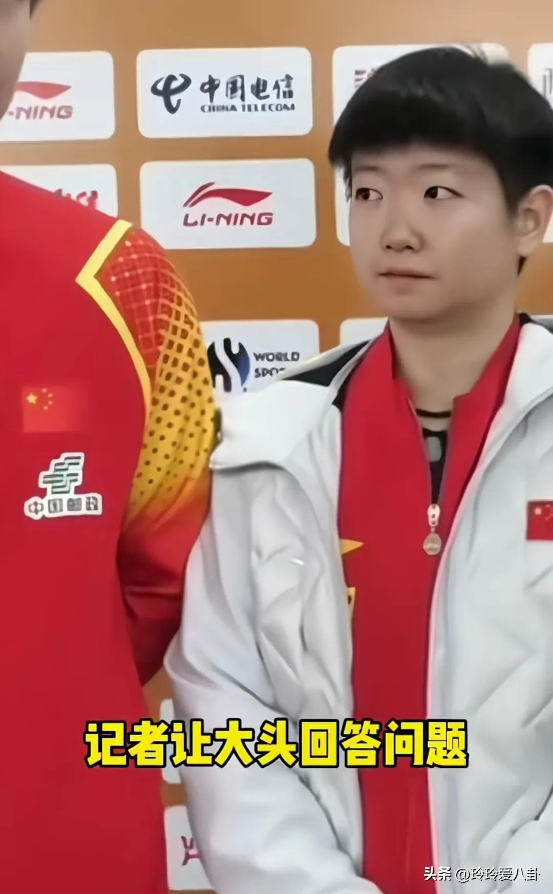 笑死了！赛后采访王楚钦心不在焉 莎莎“友善”提醒了一下-王楚钦状态是赢球关键