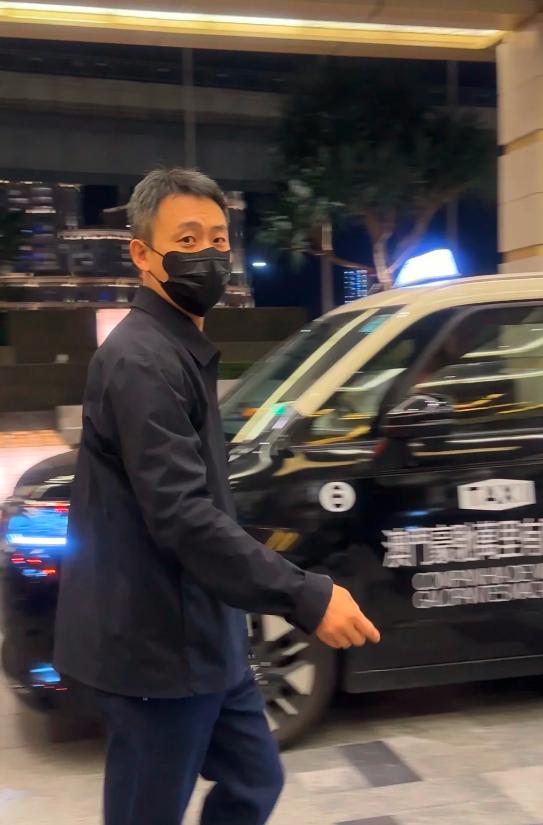 张艺谋《澳门2049》首映：霍震霆不等郭晶晶，董明珠穿红衣好喜庆-张艺谋《澳门2049》首演时间是多少