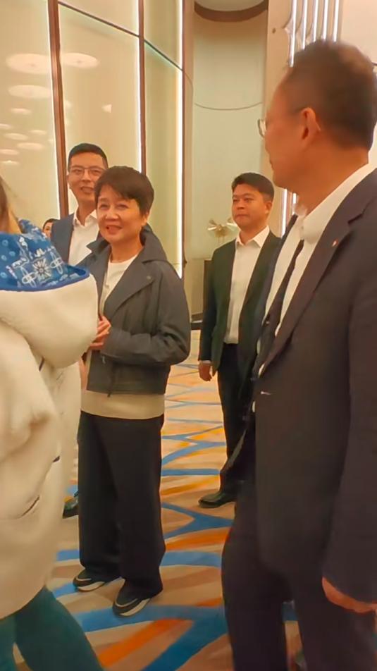 张艺谋《澳门2049》首映：霍震霆不等郭晶晶，董明珠穿红衣好喜庆-张艺谋《澳门2049》首演时间是多少