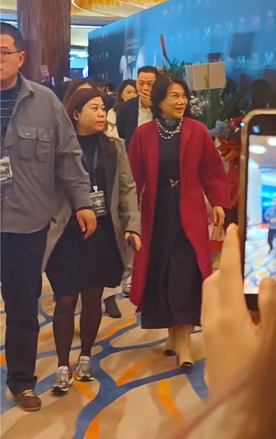 张艺谋《澳门2049》首映：霍震霆不等郭晶晶，董明珠穿红衣好喜庆-张艺谋《澳门2049》首演时间是多少