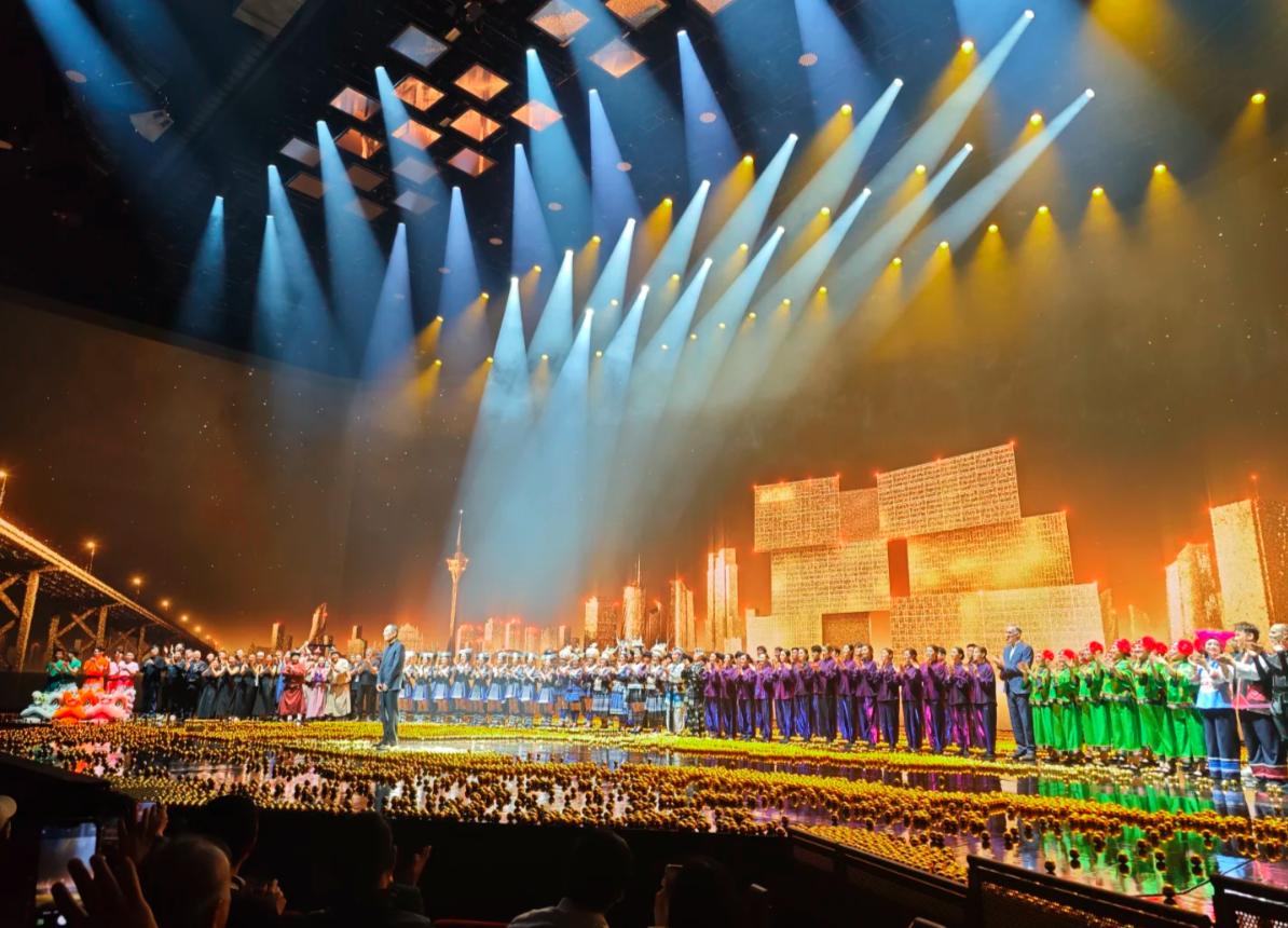 张艺谋《澳门2049》首映：霍震霆不等郭晶晶，董明珠穿红衣好喜庆-张艺谋《澳门2049》首演时间是多少