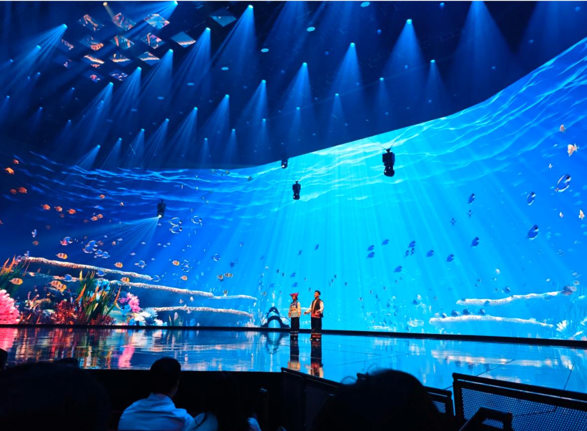 张艺谋《澳门2049》首映：霍震霆不等郭晶晶，董明珠穿红衣好喜庆-张艺谋《澳门2049》首演时间是多少