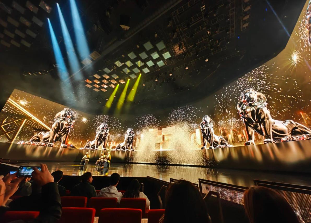 张艺谋《澳门2049》首映：霍震霆不等郭晶晶，董明珠穿红衣好喜庆-张艺谋《澳门2049》首演时间是多少