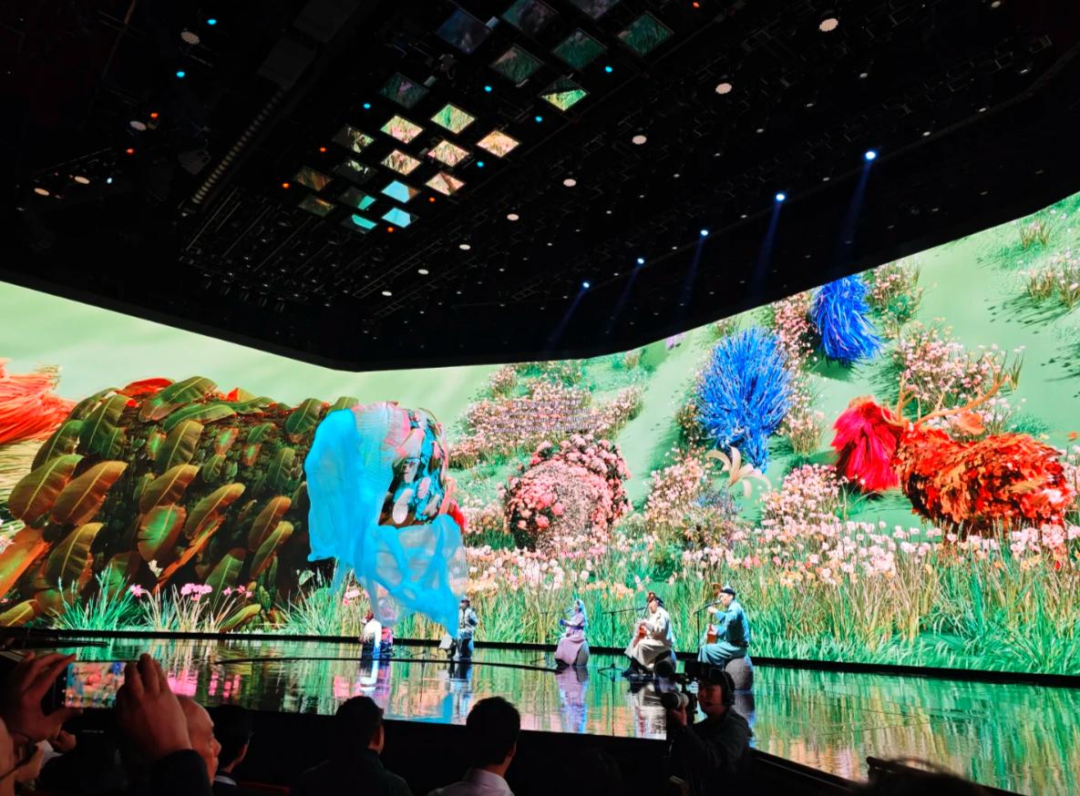 张艺谋《澳门2049》首映：霍震霆不等郭晶晶，董明珠穿红衣好喜庆-张艺谋《澳门2049》首演时间是多少