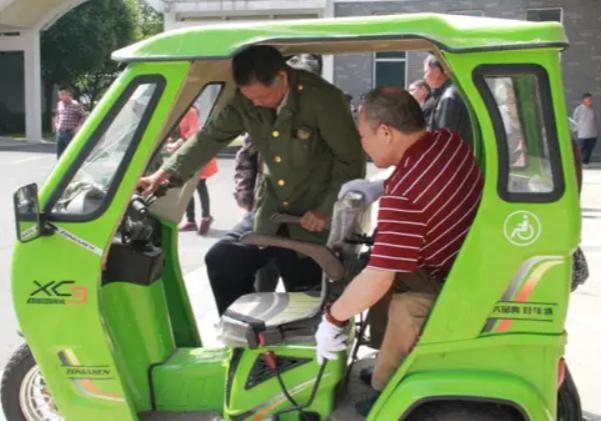 大爷坐轮椅高速路上狂飙！手上还拿着手机在导航，轿车司机都捏把冷汗-老头轮椅飙车