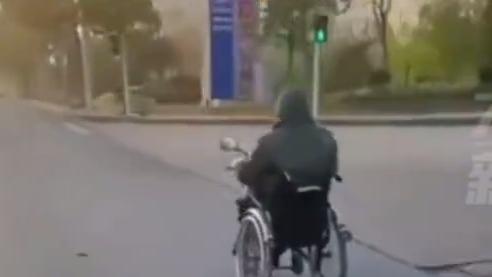 大爷坐轮椅高速路上狂飙！手上还拿着手机在导航，轿车司机都捏把冷汗-老头轮椅飙车