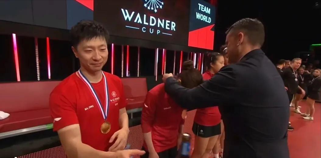 马龙：泪目！36岁的他依旧是莫雷加德和奥恰翻不过去的高山-马龙和德国雷诺啥的那个打乒乓球那个视频给我搜一下