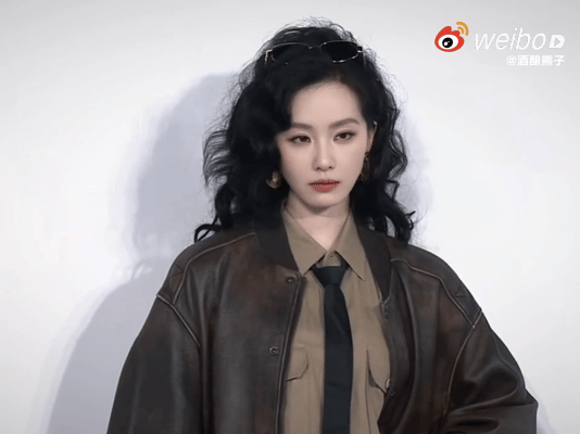 杨幂和3位时代姐妹花疑似耍大牌，杨幂对接霸气回应：无出场顺序-杨幂和哪些人谈过