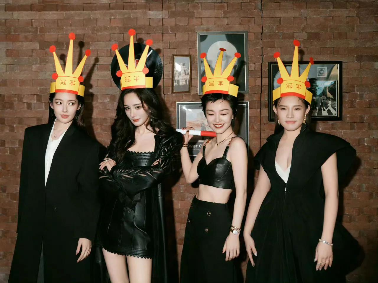 杨幂和3位时代姐妹花疑似耍大牌，杨幂对接霸气回应：无出场顺序-杨幂和哪些人谈过