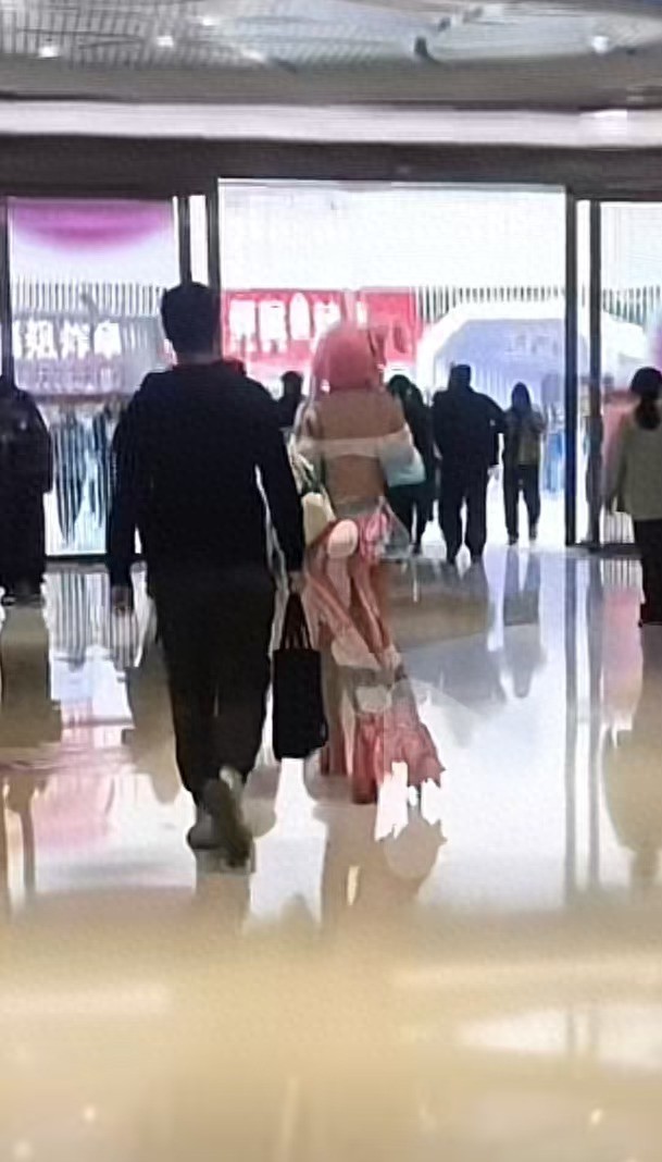 “立马停止对我的过激行为！”东莞一男生称阻止男子尾随偷拍女生裙底，被击打30多次-立即停止的成语