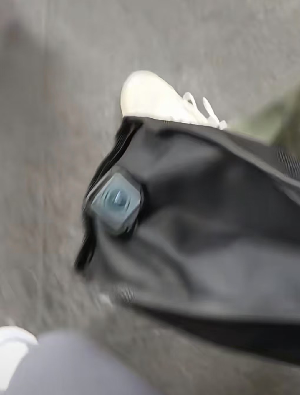 “立马停止对我的过激行为！”东莞一男生称阻止男子尾随偷拍女生裙底，被击打30多次-立即停止的成语